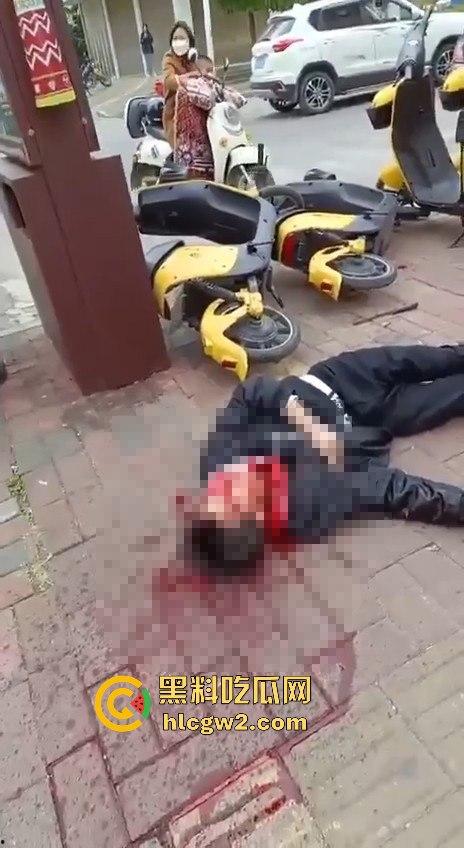 湖南江华职中生与二中生为争女友当街一剑封喉!感情纠葛演成命案,抢救无效死亡