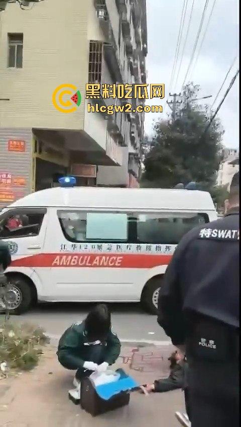 湖南江华职中生与二中生为争女友当街一剑封喉!感情纠葛演成命案,抢救无效死亡