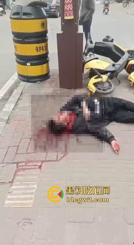 湖南江华职中生与二中生为争女友当街一剑封喉!感情纠葛演成命案,抢救无效死亡