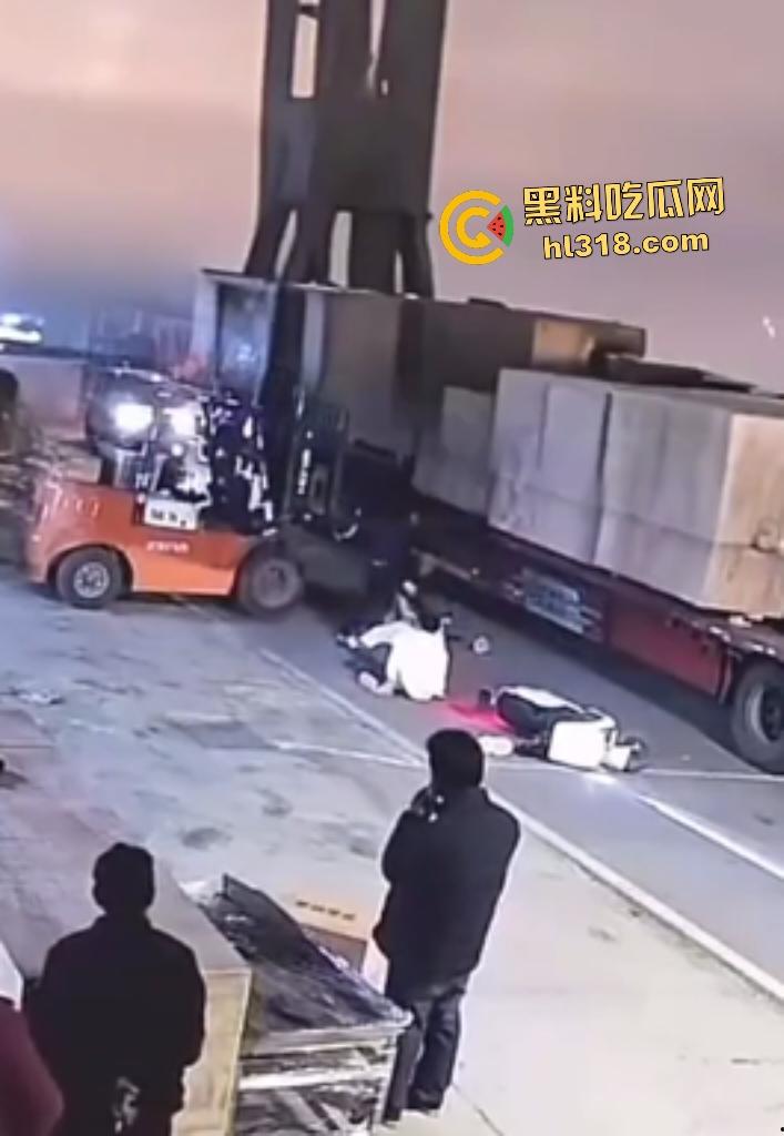 厂内精神小伙耍帅飙电动车遭叉车爆头，撞飞断颈抽搐，几秒后又来第二人紧跟送命！