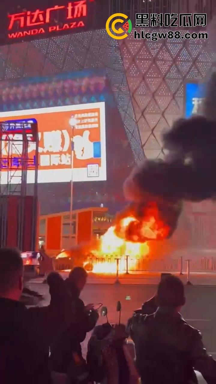 广州南村万博警车大火狂烧成火球,现场围满吃瓜群众狂拍视频,这火势真是牛逼大了!