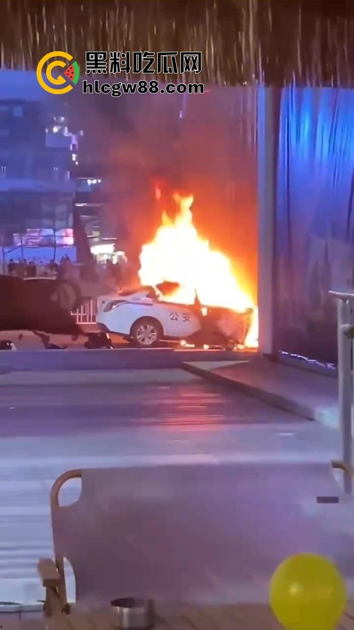 广州南村万博警车大火狂烧成火球,现场围满吃瓜群众狂拍视频,这火势真是牛逼大了!