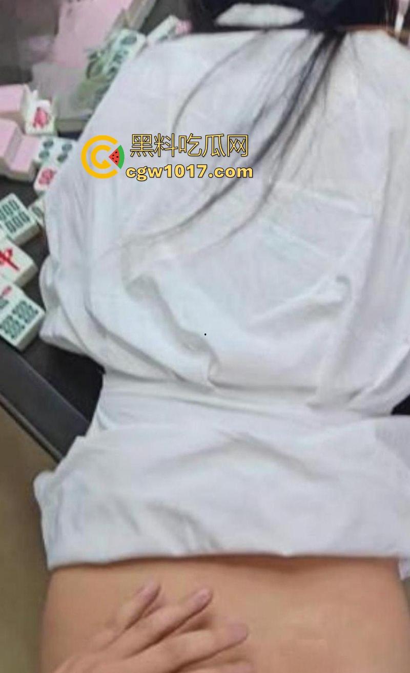 海角乱伦!家里的亲戚一起聚餐,与嫂子棋牌室激情交欢,亲友在隔壁打麻将,小叔子奋力操逼播种!