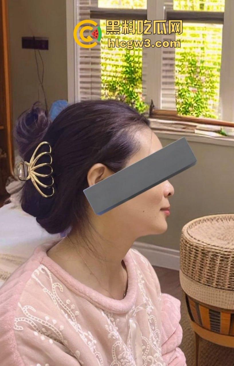 云盘泄密公司良家人妻【邹蜜】被老板精心调教成小母狗,出差露出电梯阳台玩花样,全程视频曝光刷新三观!