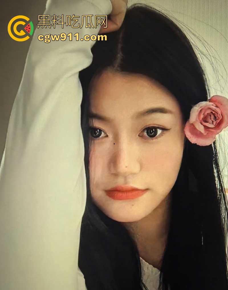 山东济南大学极品骚女【杨晨笛】 背男友偷情约炮,微信骚话撩汉超露骨,自慰性感勾引,真鸡巴骚!