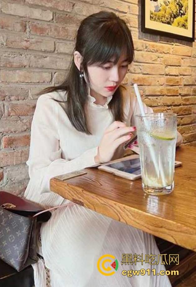 广州工商银行职员【蔡梦】利用身体上位,敬业金融女出卖身体勾搭老总,变身人肉榨精机混圈子!