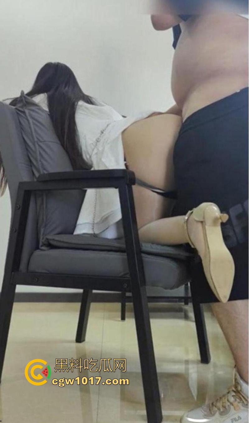 海角乱伦!家里的亲戚一起聚餐,与嫂子棋牌室激情交欢,亲友在隔壁打麻将,小叔子奋力操逼播种!