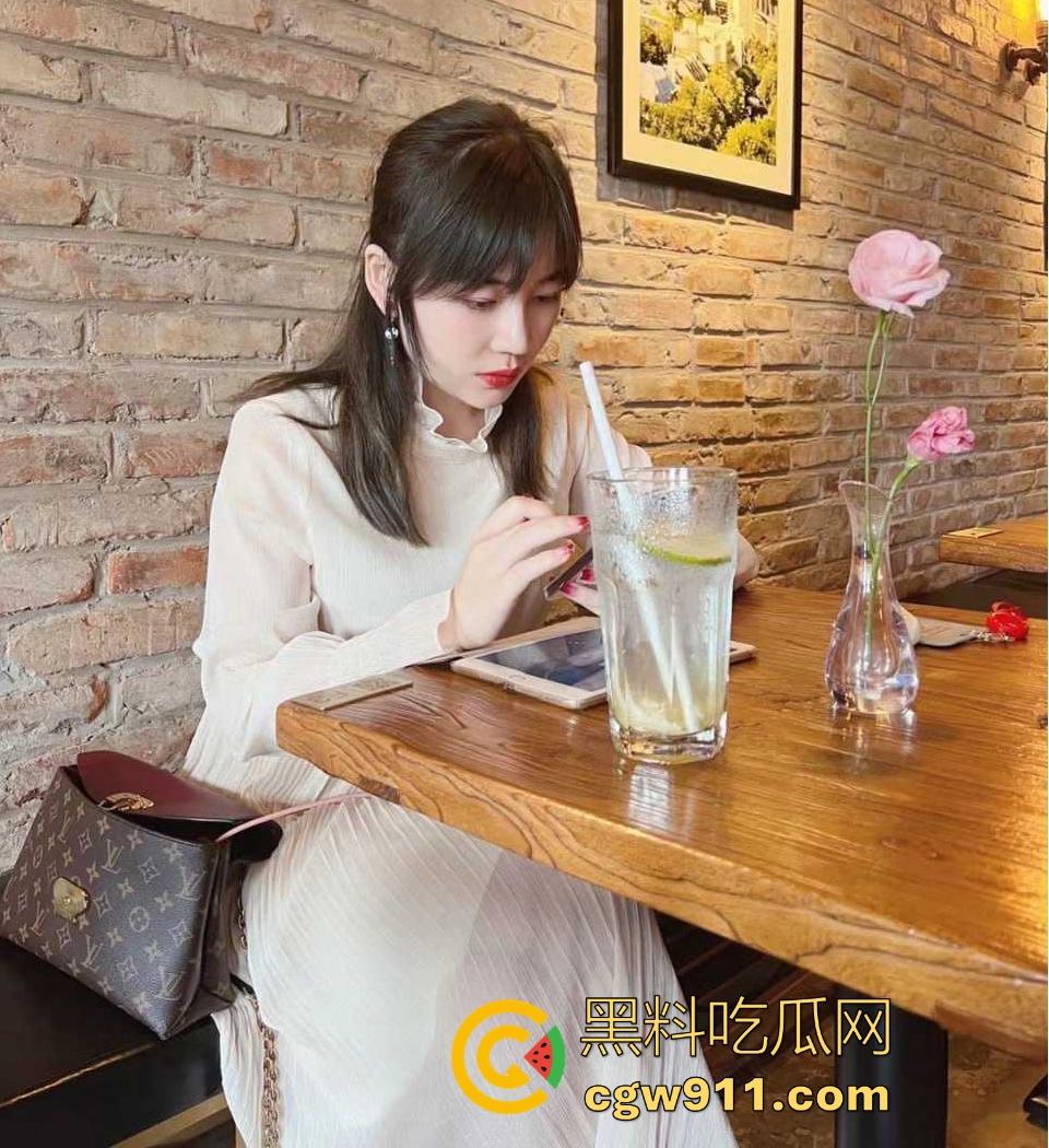 广州工商银行职员【蔡梦】利用身体上位,敬业金融女出卖身体勾搭老总,变身人肉榨精机混圈子!