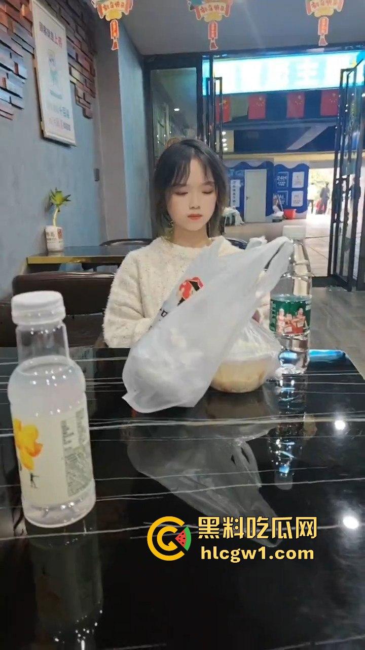 独家爆料山西大同嫩妹【陈婷婷】,一顿麻辣烫直接带回酒店吃鸡玩乳交,这种清纯骚货少见啊!