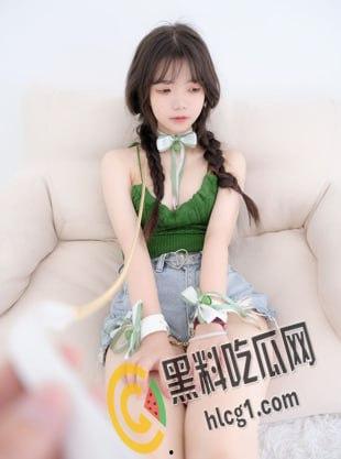 紧急企划 极品萝莉嫩妹 奶昔 喷血定制 日常绿背心 超级粉嫩的一线天白虎鲍鱼 看的口水直流