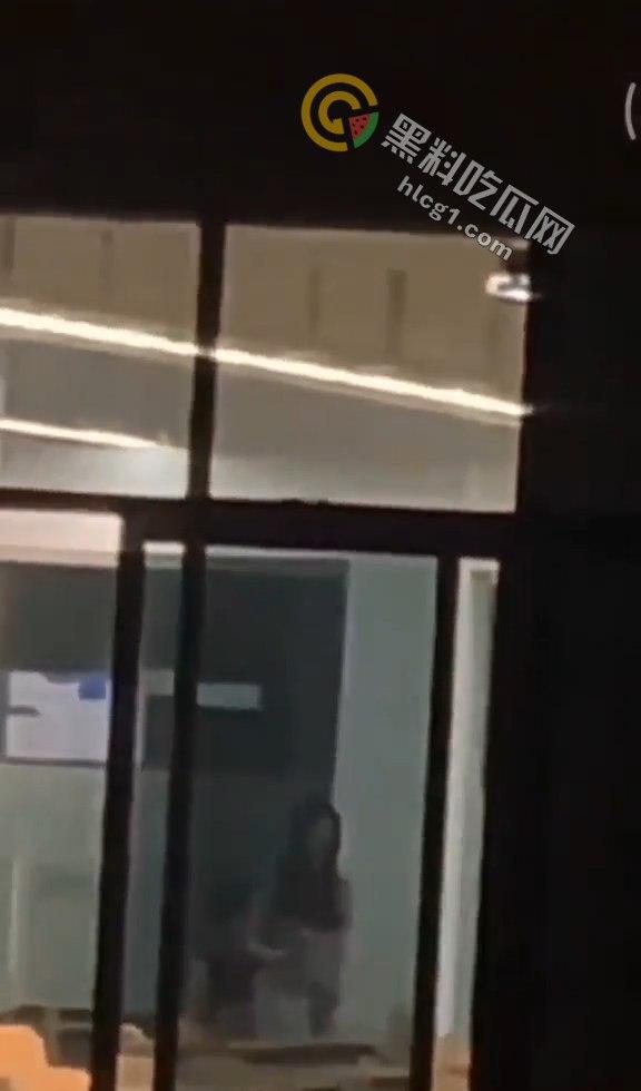 四川传媒学院情侣教室激情做爱,吃瓜群众围观拍摄,技院之名再添猛料!