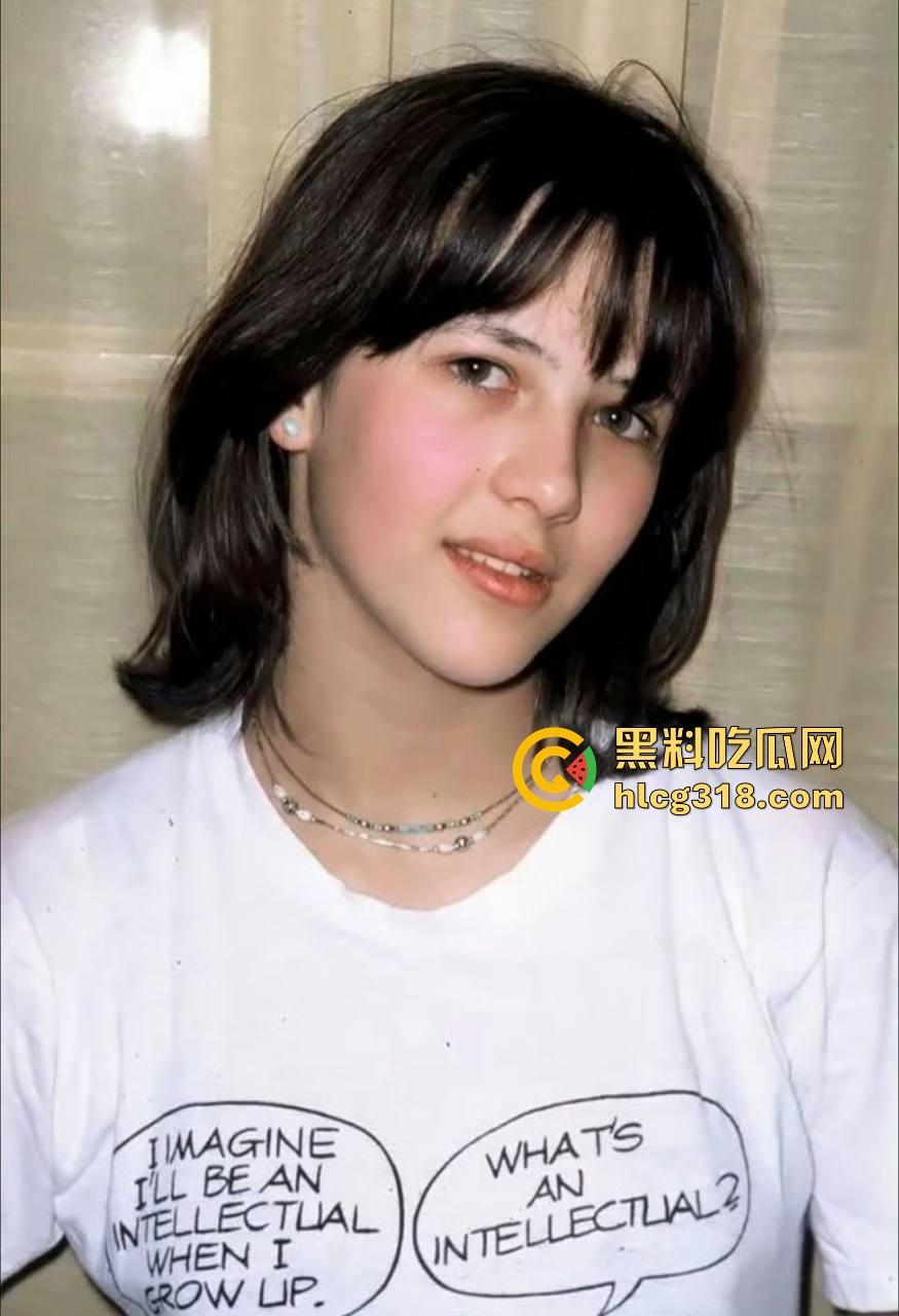 法兰西性感女神【苏菲•玛索】电影节衣服脱落不慎露点 随便让我重温一下她年轻时候的漏点片吧!