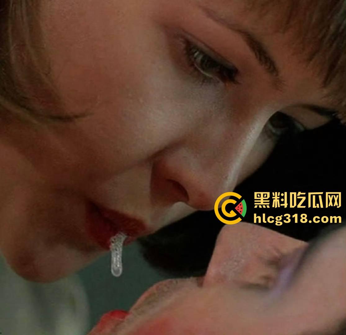 法兰西性感女神【苏菲•玛索】电影节衣服脱落不慎露点 随便让我重温一下她年轻时候的漏点片吧!