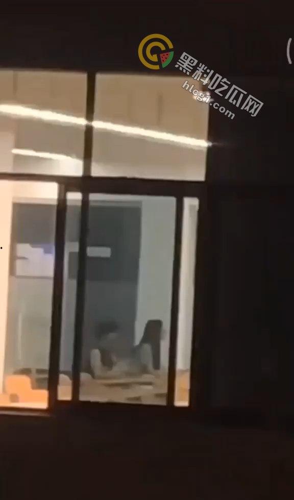 四川传媒学院情侣教室激情做爱,吃瓜群众围观拍摄,技院之名再添猛料!