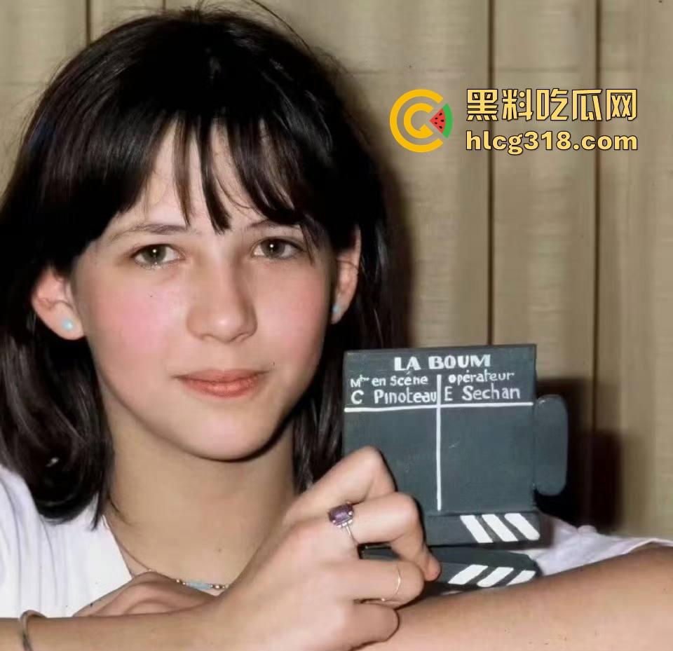 法兰西性感女神【苏菲•玛索】电影节衣服脱落不慎露点 随便让我重温一下她年轻时候的漏点片吧!