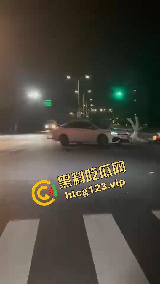 女骑手正常行驶被傻逼左转车撞飞，空中旋转一圈鞋都甩没了，男友赶来还被司机骂傻逼！