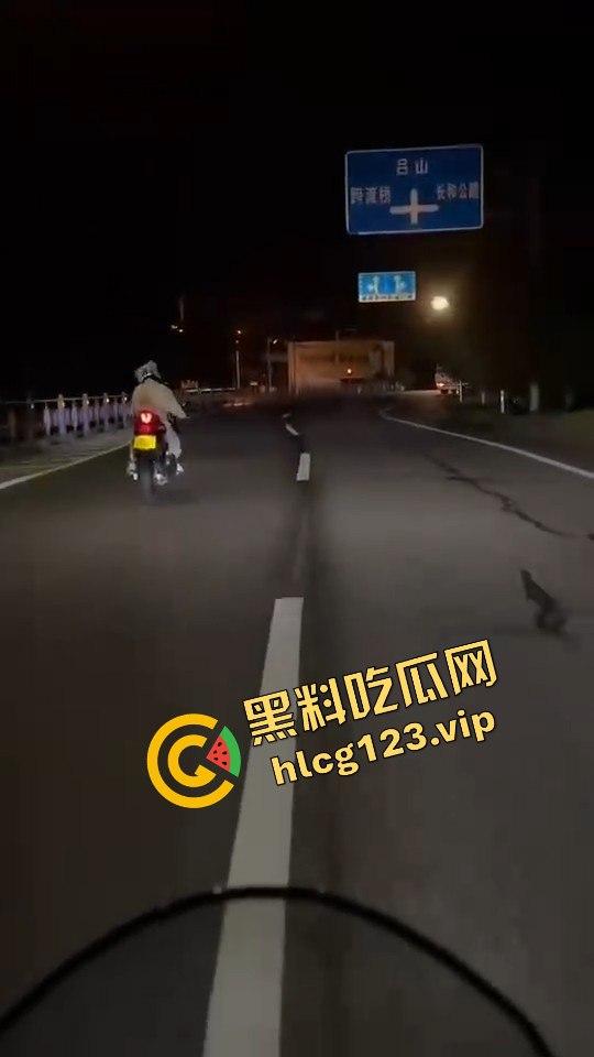 女骑手正常行驶被傻逼左转车撞飞,空中旋转一圈鞋都甩没了,男友赶来还被司机骂傻逼!