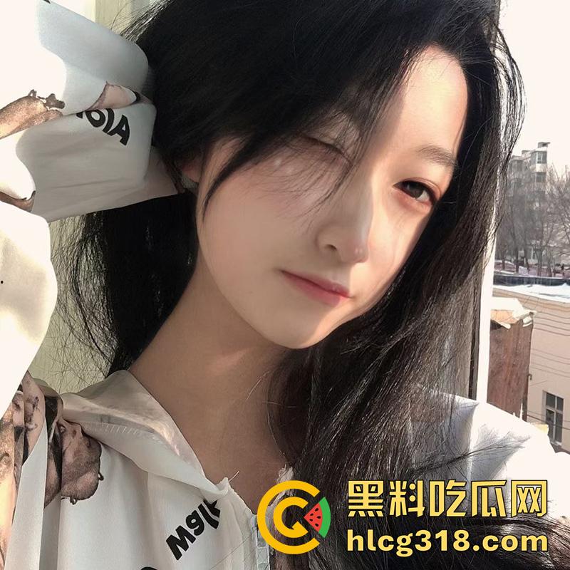 超白嫩尤物【苏钰琪】,继父的可爱小母狗,肌肤白皙小穴粉嫩,号称校园公交车,被大叔3p自拍曝光!