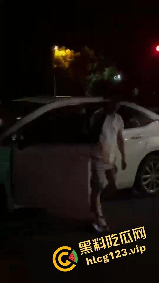 女骑手正常行驶被傻逼左转车撞飞,空中旋转一圈鞋都甩没了,男友赶来还被司机骂傻逼!