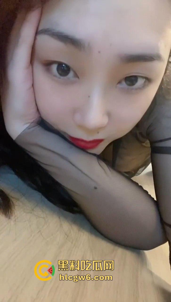 成都少妇【陈小艺】给老公戴绿帽 穿透视装给情妇发自慰视频 还接受主人调教 独家爆料!