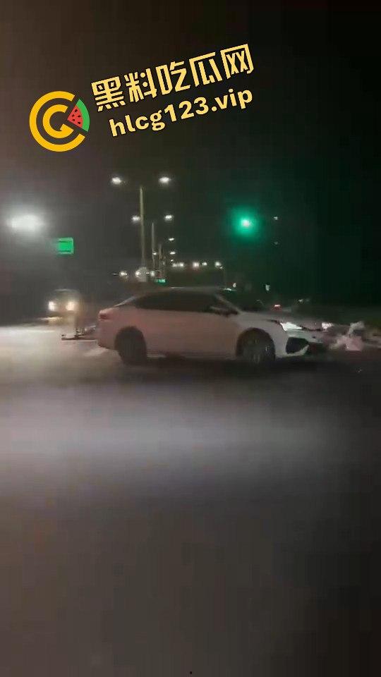 女骑手正常行驶被傻逼左转车撞飞,空中旋转一圈鞋都甩没了,男友赶来还被司机骂傻逼!