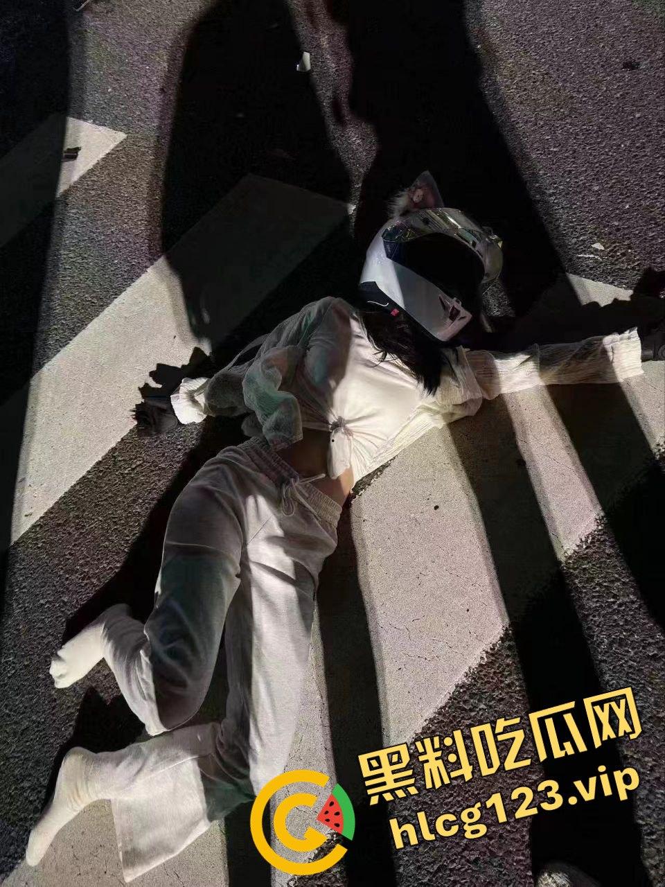 女骑手正常行驶被傻逼左转车撞飞,空中旋转一圈鞋都甩没了,男友赶来还被司机骂傻逼!