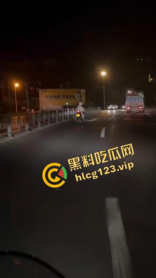 女骑手正常行驶被傻逼左转车撞飞,空中旋转一圈鞋都甩没了,男友赶来还被司机骂傻逼!