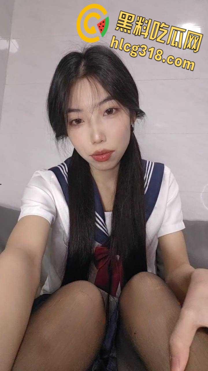 反差母狗阿黑颜JK制服自拍， 性感开档黑丝短裙 ，对镜粉穴特写，自慰表情淫荡拉丝 !