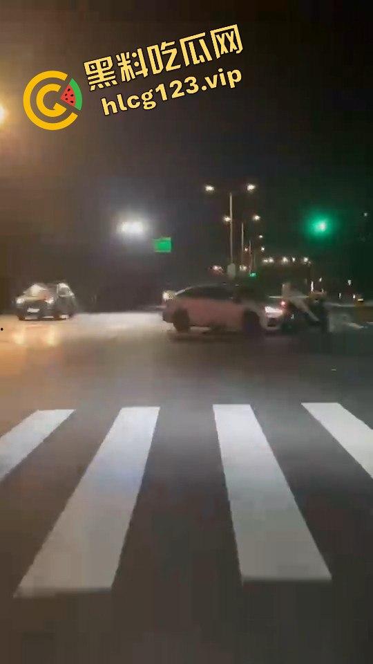 女骑手正常行驶被傻逼左转车撞飞,空中旋转一圈鞋都甩没了,男友赶来还被司机骂傻逼!