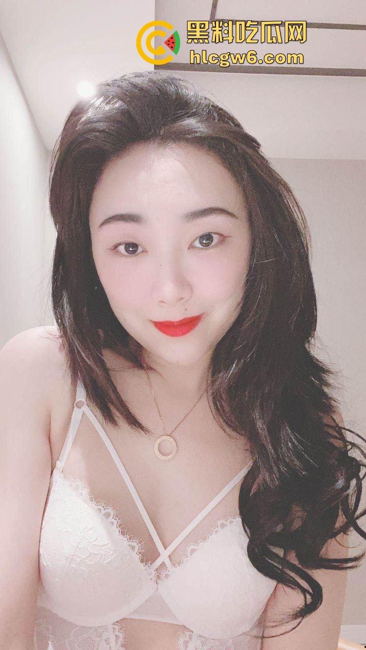 成都少妇【陈小艺】给老公戴绿帽 穿透视装给情妇发自慰视频 还接受主人调教 独家爆料!