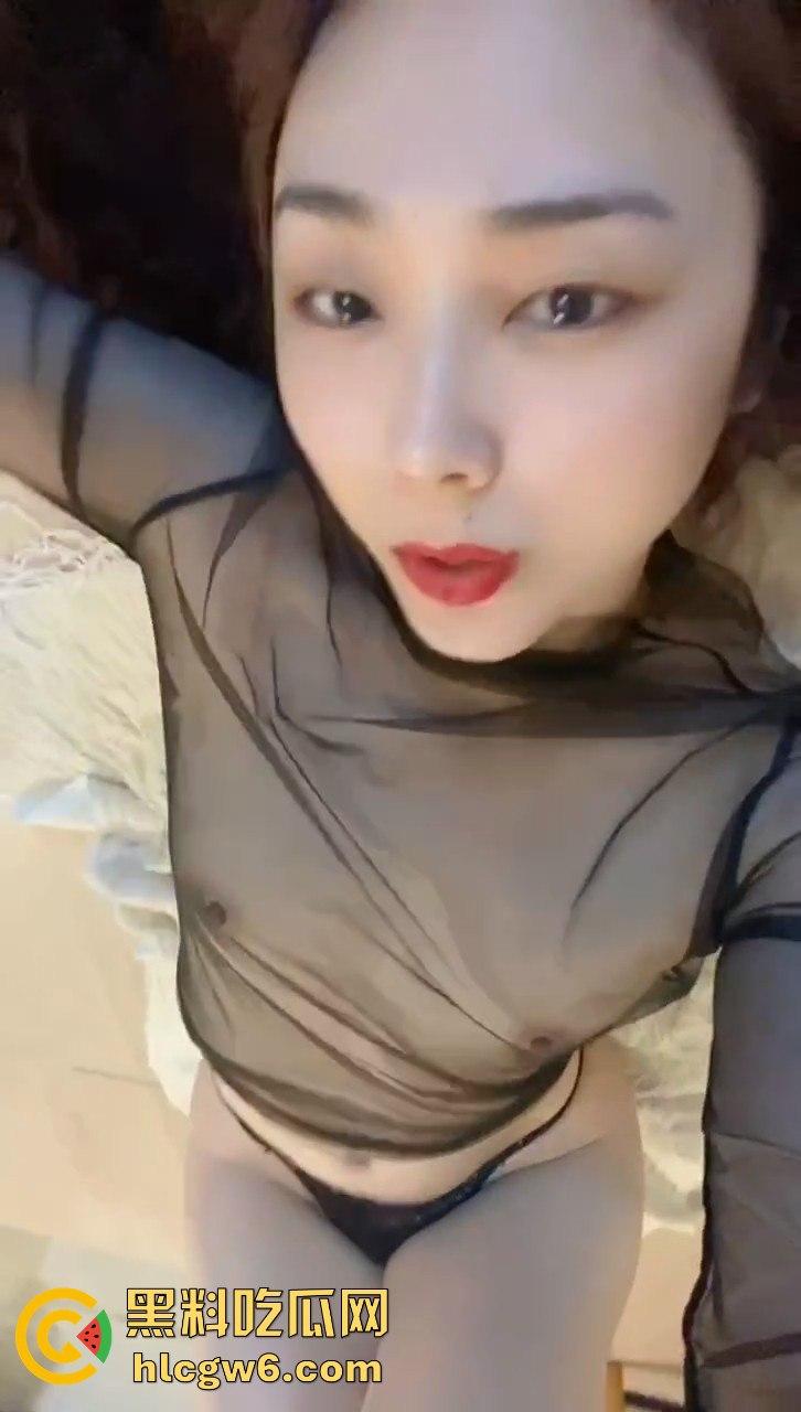 成都少妇【陈小艺】给老公戴绿帽 穿透视装给情妇发自慰视频 还接受主人调教 独家爆料!