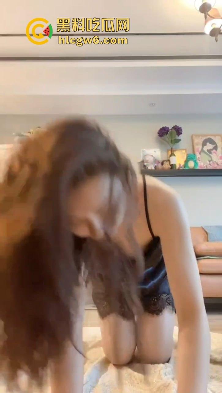 成都少妇【陈小艺】给老公戴绿帽 穿透视装给情妇发自慰视频 还接受主人调教 独家爆料!