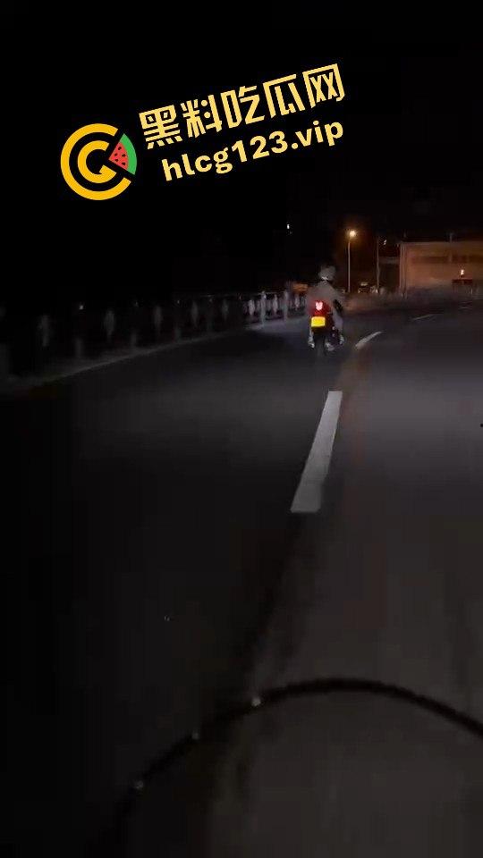 女骑手正常行驶被傻逼左转车撞飞,空中旋转一圈鞋都甩没了,男友赶来还被司机骂傻逼!