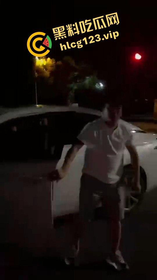 女骑手正常行驶被傻逼左转车撞飞,空中旋转一圈鞋都甩没了,男友赶来还被司机骂傻逼!