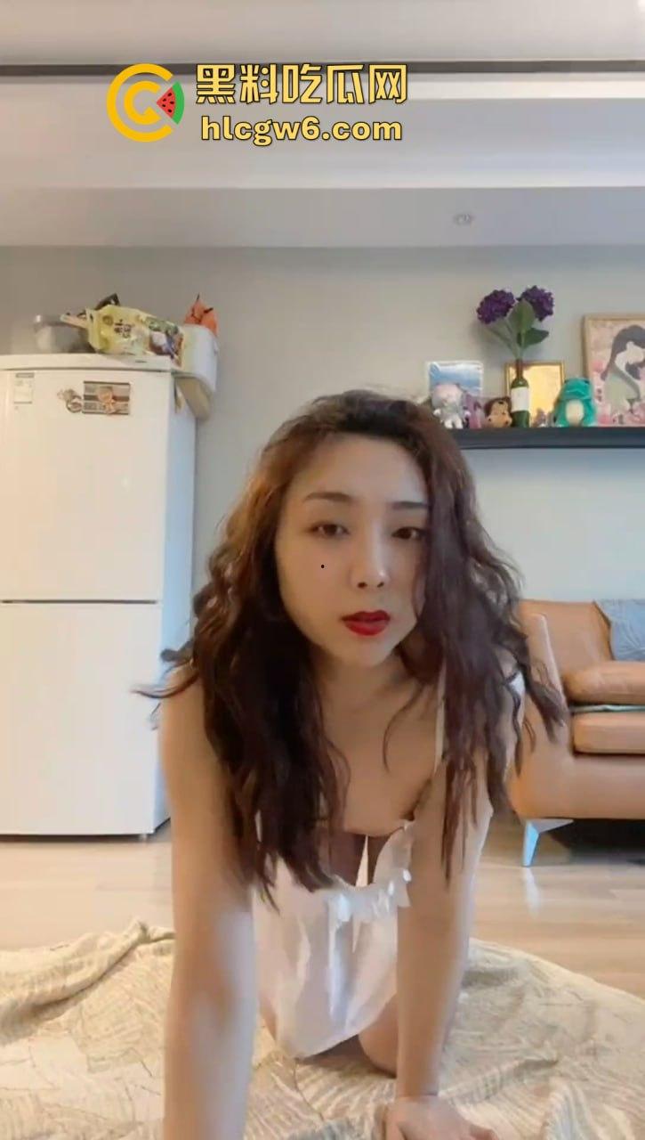 成都少妇【陈小艺】给老公戴绿帽 穿透视装给情妇发自慰视频 还接受主人调教 独家爆料!