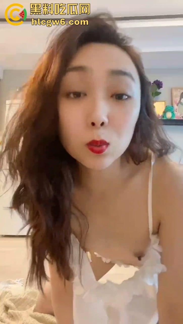 成都少妇【陈小艺】给老公戴绿帽 穿透视装给情妇发自慰视频 还接受主人调教 独家爆料!