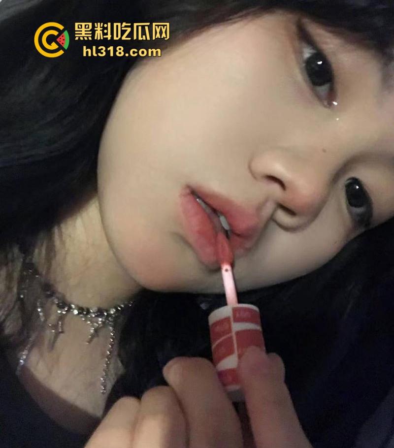 沈阳高级中学高三短发妹网调自慰视频曝光，极品巨乳揉搓自慰，骚穴被两指掰开，淫水狂喷淫靡至极！