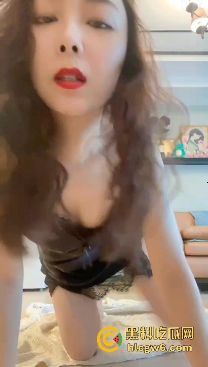 成都少妇【陈小艺】给老公戴绿帽 穿透视装给情妇发自慰视频 还接受主人调教 独家爆料!