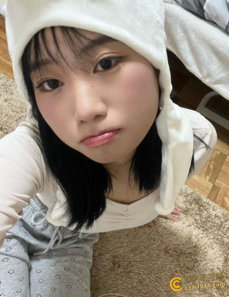 西安外国语大学【沈莉莉】,反差眼镜妹被男友调教日常,可爱女仆害羞捂脸,口爆颜射后还比耶自拍 !