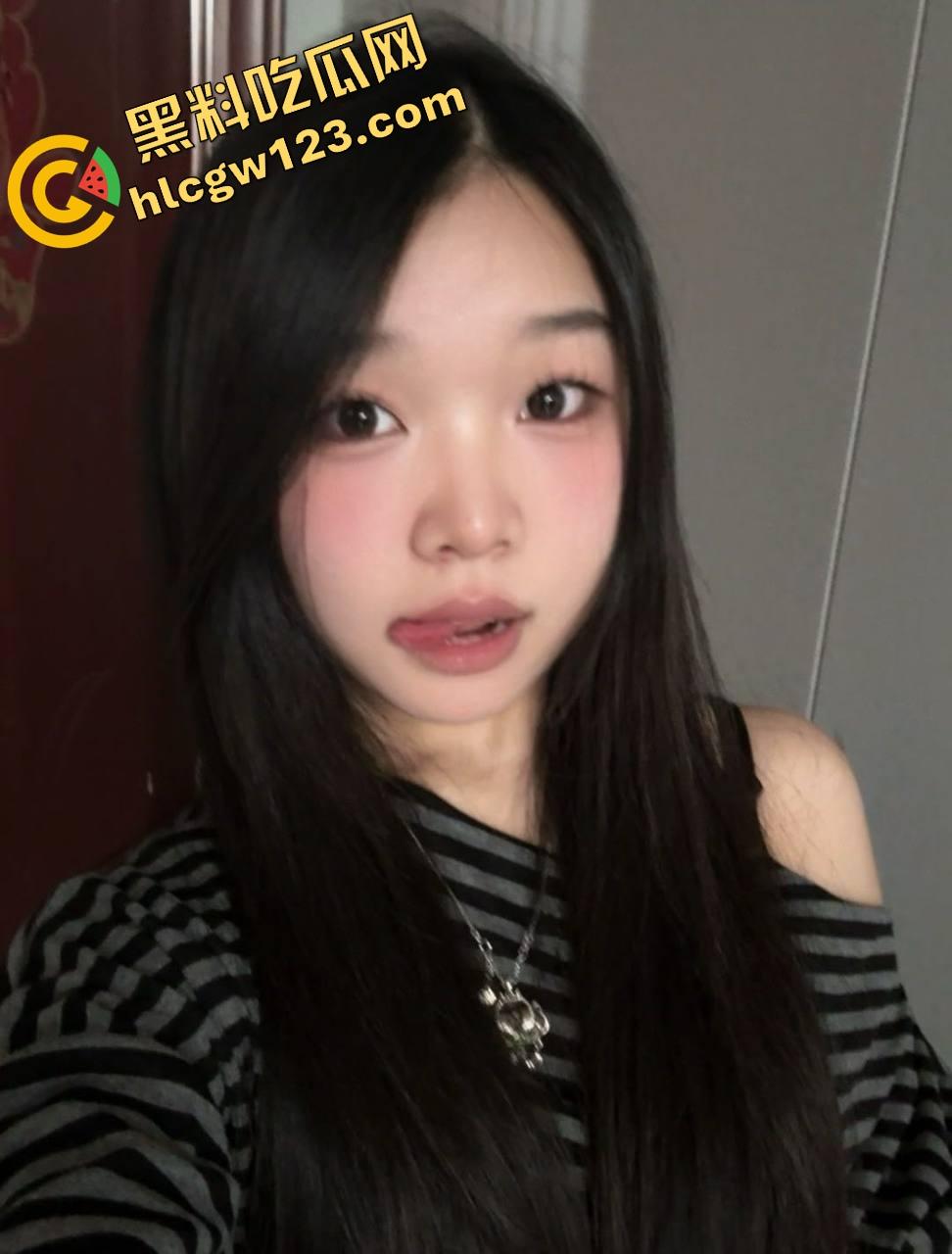 调教淮安人妻骚母狗【赵婷婷】舔脚舔到呻吟，配合度高得像天生淫奴，无套抽插口爆收尾，全程淫得没边！