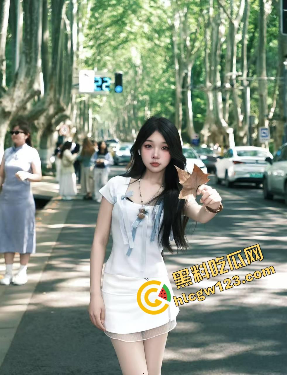 调教淮安人妻骚母狗【赵婷婷】舔脚舔到呻吟,配合度高得像天生淫奴,无套抽插口爆收尾,全程淫得没边!