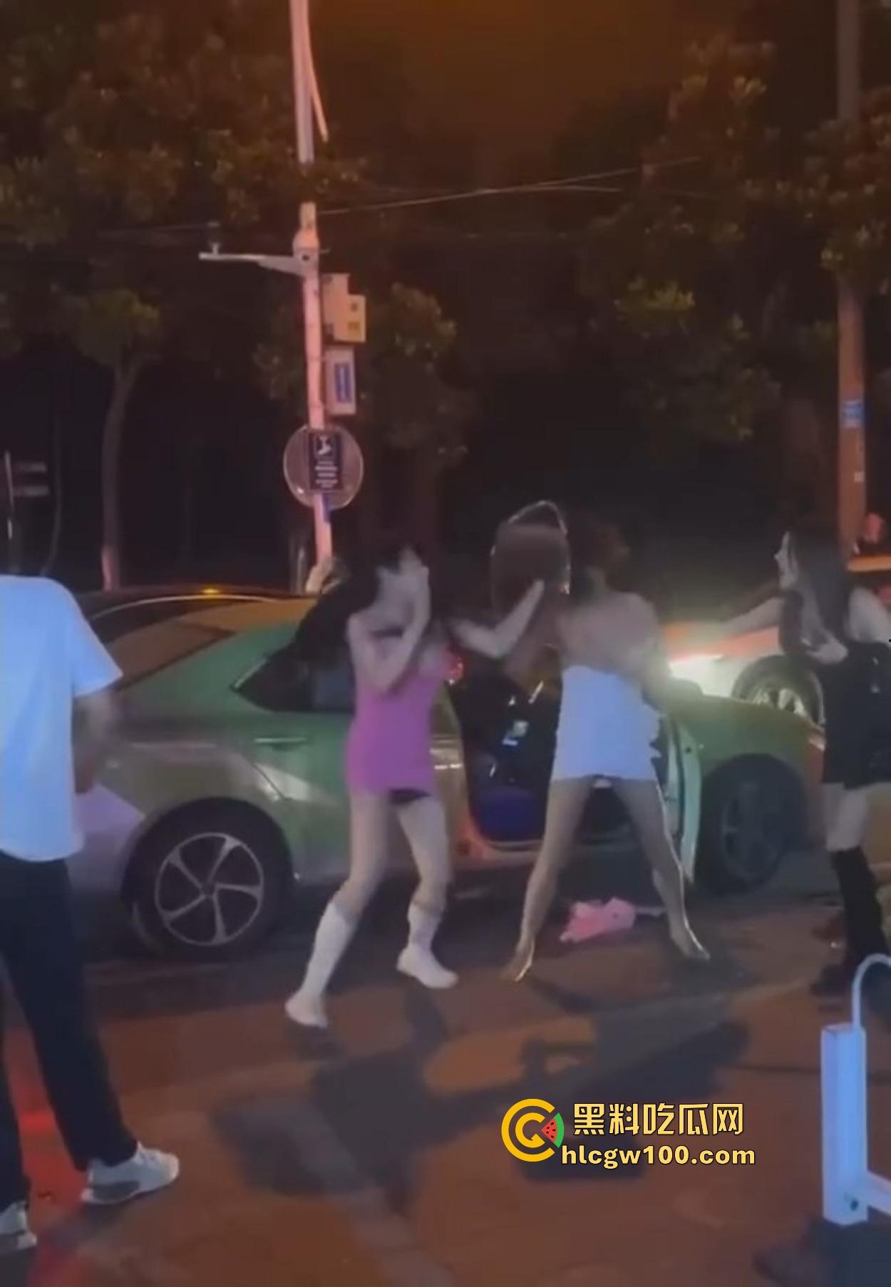 TS街头大战为了抢出租车，小姐姐打得像古惑仔，但声音竟然超出预期，让人笑喷了！