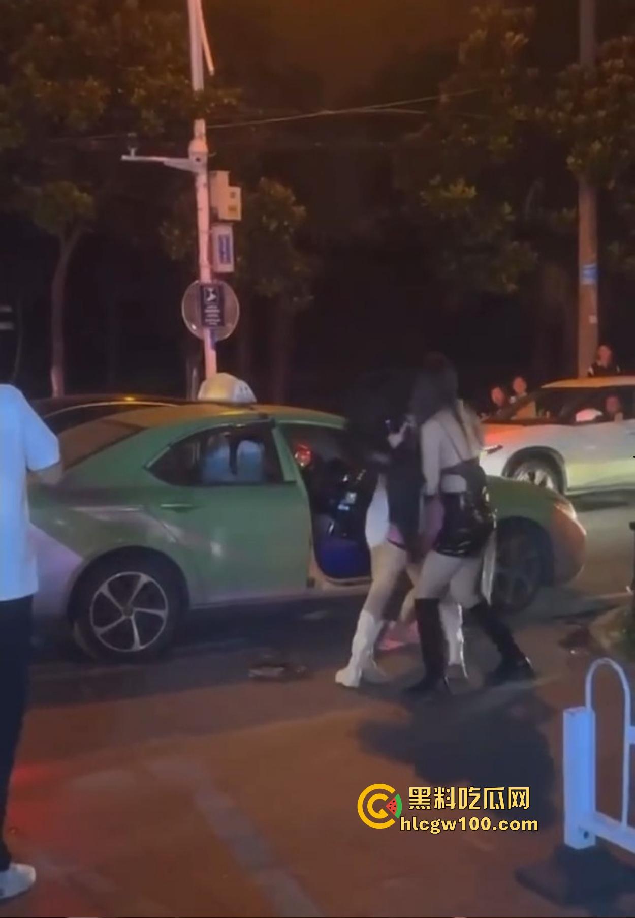 TS街头大战为了抢出租车,小姐姐打得像古惑仔,但声音竟然超出预期,让人笑喷了!