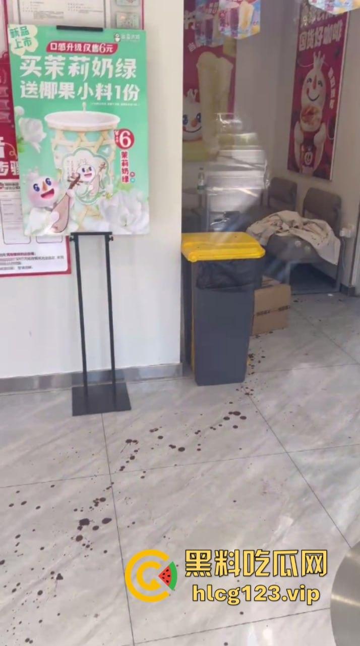 突发命案!杭州西湖区蜜雪冰城店内发生砍人事件 一店员被杀 现场血腥视频曝光