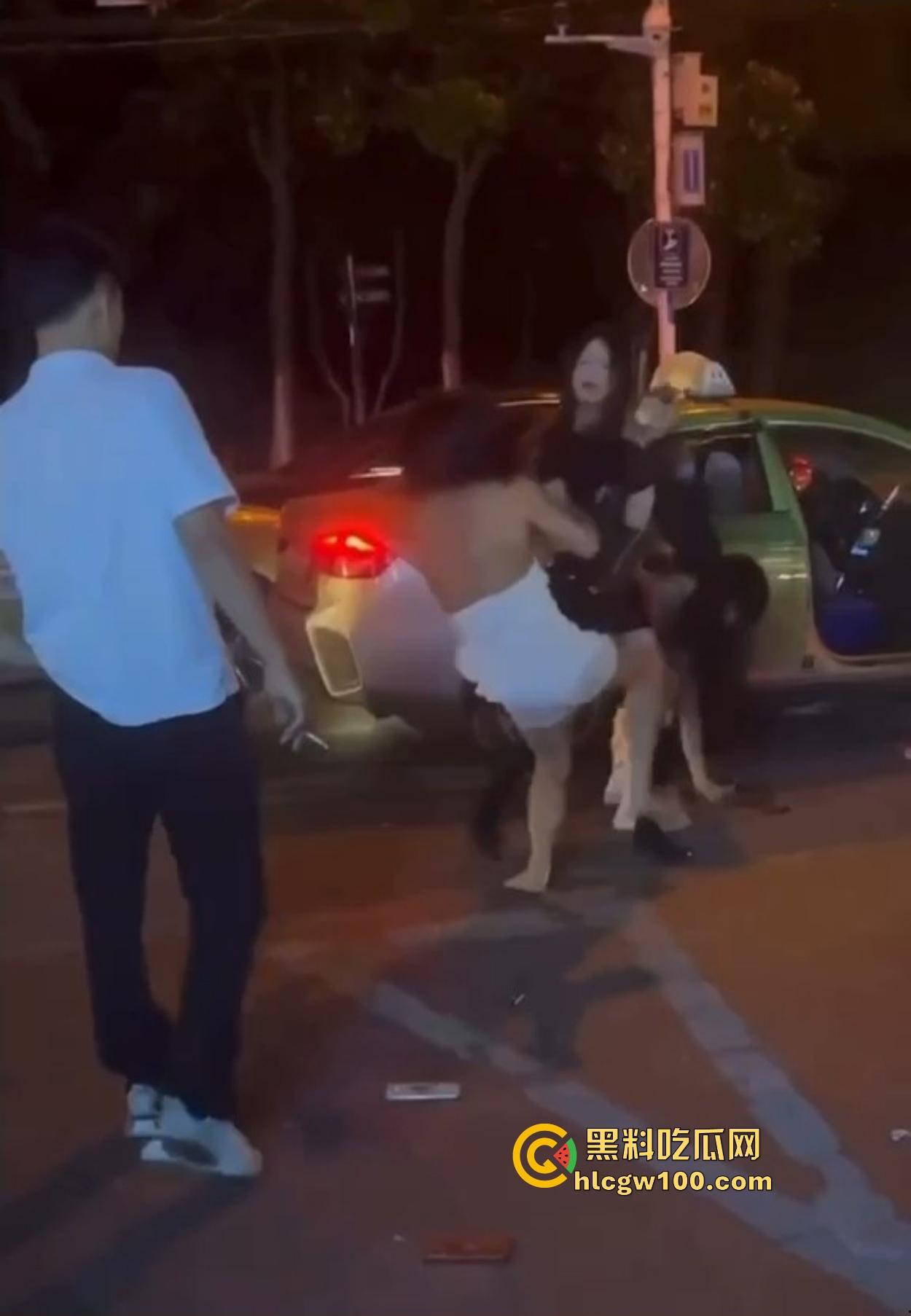 TS街头大战为了抢出租车,小姐姐打得像古惑仔,但声音竟然超出预期,让人笑喷了!