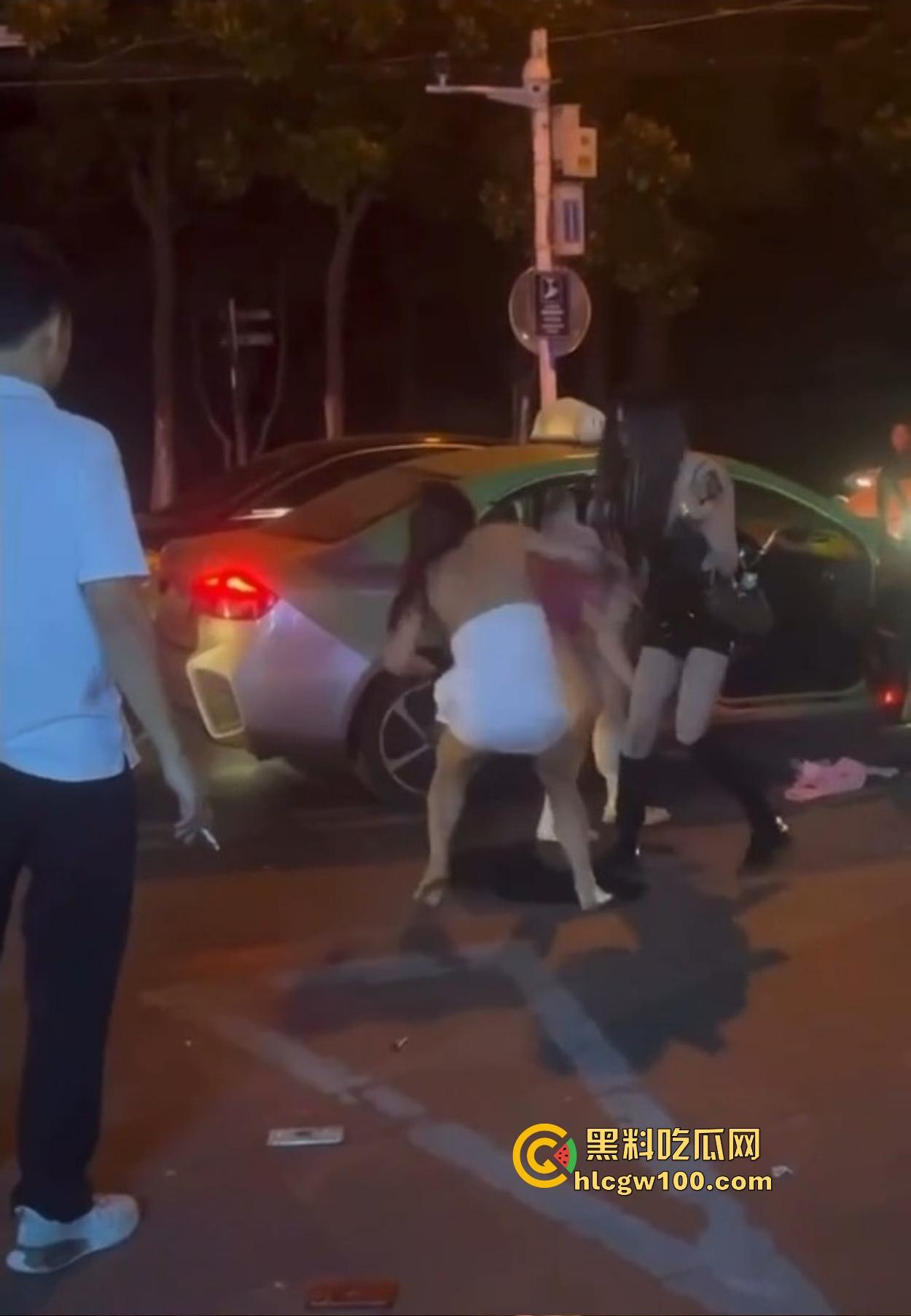 TS街头大战为了抢出租车,小姐姐打得像古惑仔,但声音竟然超出预期,让人笑喷了!