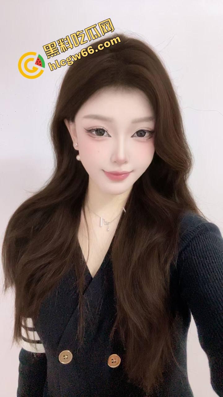 石家庄绿帽哥带黑丝老婆玩4P，兄弟轮流大力爆操，媳妇手拿双屌吞精被射脸，最后爽完默默吃药！