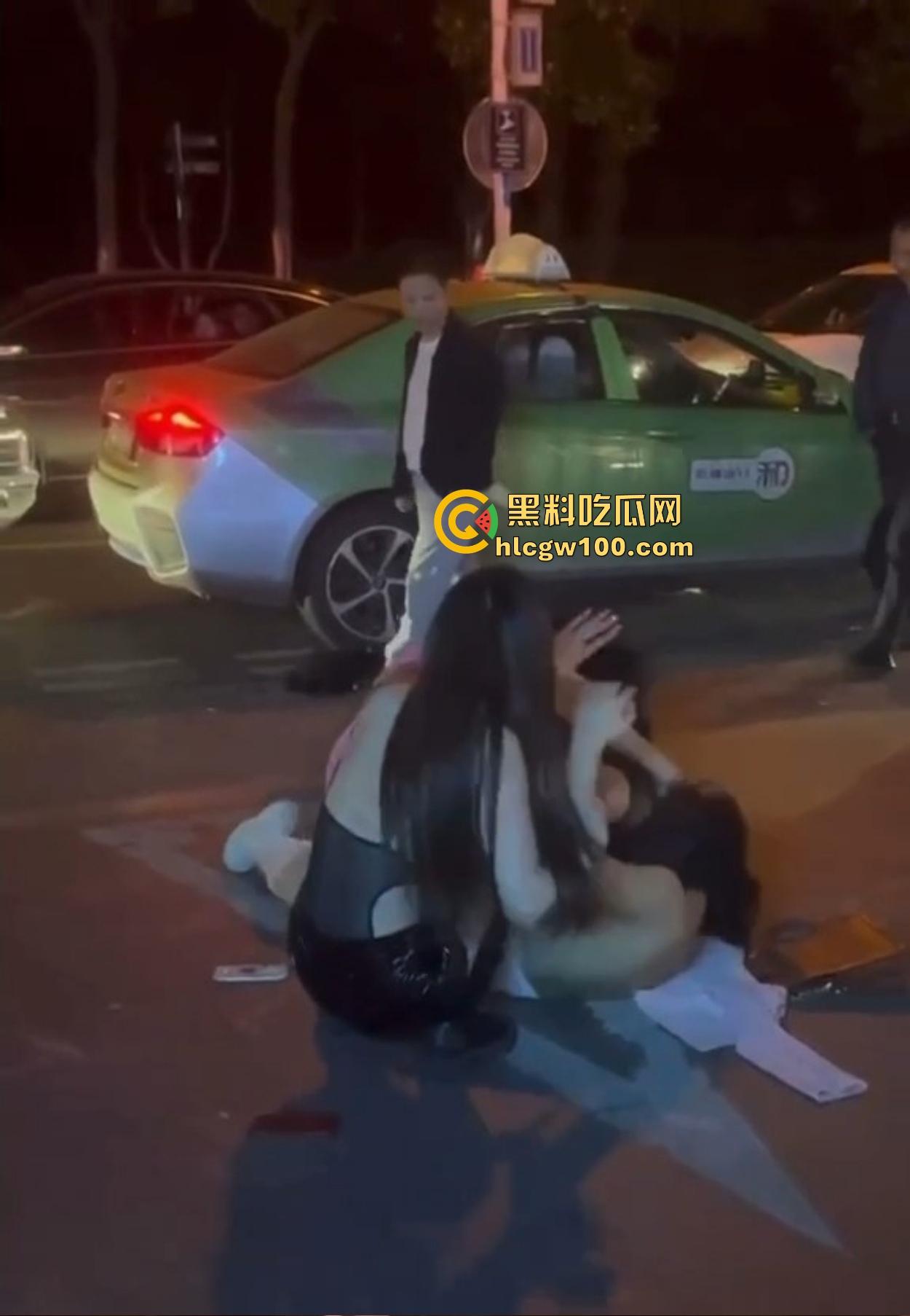 TS街头大战为了抢出租车,小姐姐打得像古惑仔,但声音竟然超出预期,让人笑喷了!
