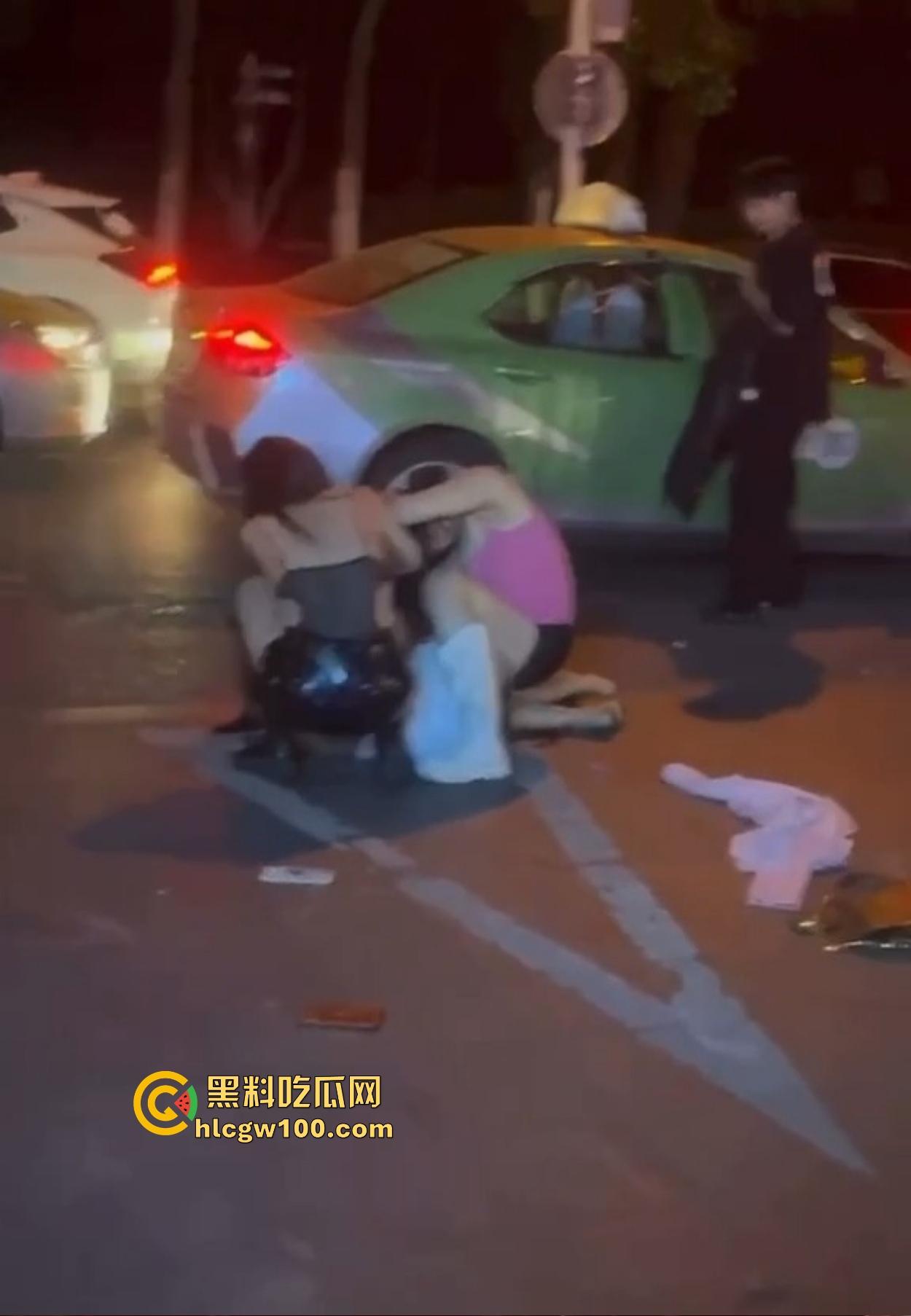 TS街头大战为了抢出租车,小姐姐打得像古惑仔,但声音竟然超出预期,让人笑喷了!