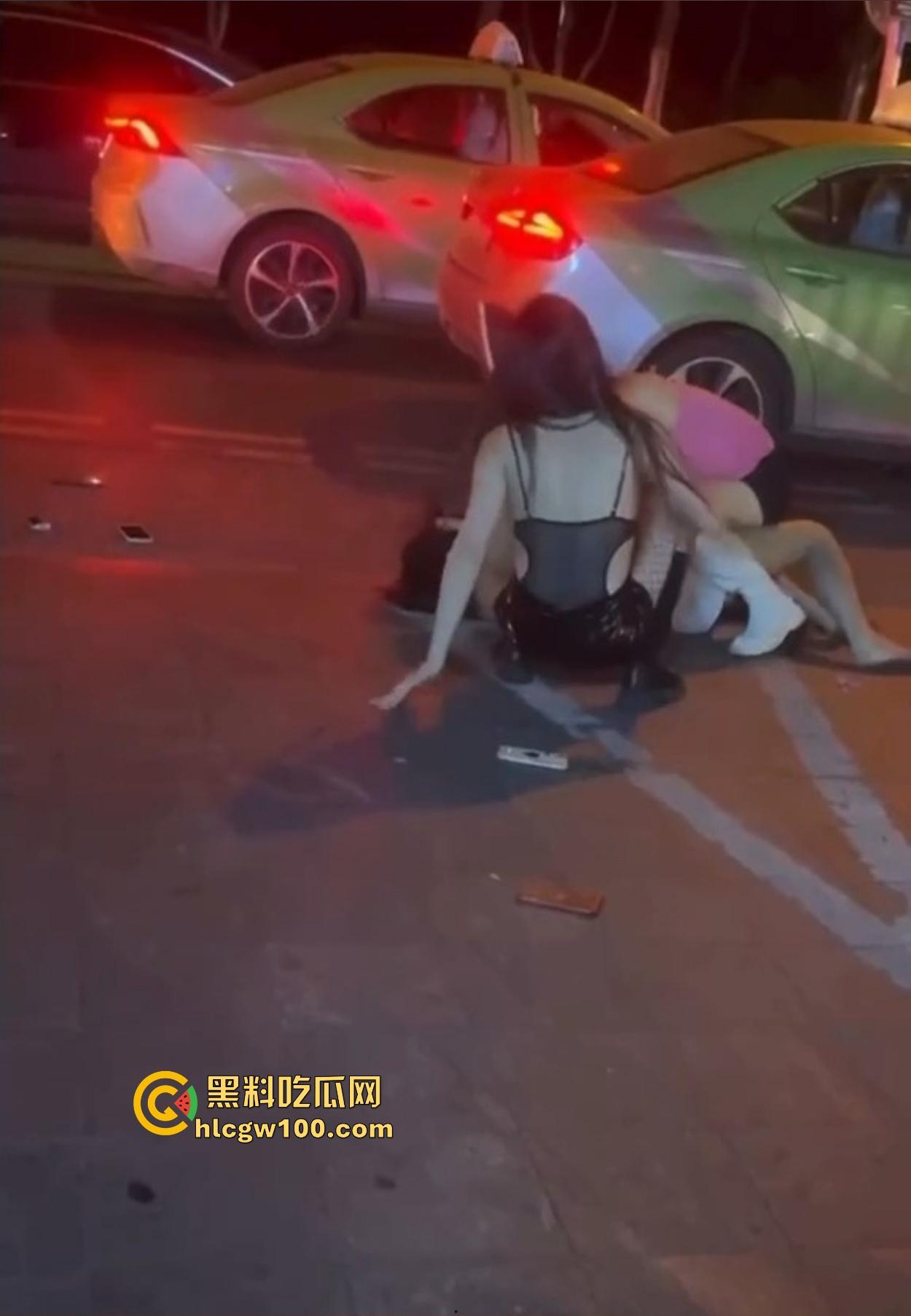 TS街头大战为了抢出租车,小姐姐打得像古惑仔,但声音竟然超出预期,让人笑喷了!